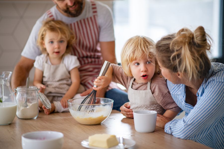 una familia con hijos cocinando